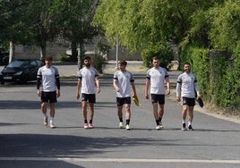 Amaro, Diego Benito, Cristeto, Fassani y Miguelito, dirigiéndose a un entrenamiento.