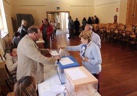 Elecciones al Parlamento Europeo en un colegio salmantino en 2019.