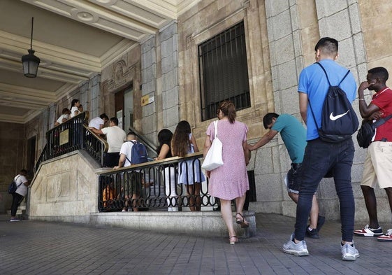 Más de una decena de personas, muchos de ellos de origen extranjero, haciendo cola a las puertas de la Subdelegación del Gobierno.