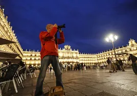 Un participante del maratón en la Plaza Mayor