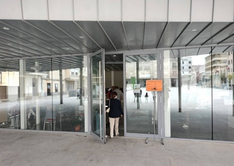 Imagen secundaria 1 - Los guijuelenses han podido votar en el hall del Ayuntamiento.