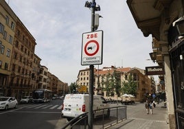 Uno de los carteles de Zona Bajas Emisiones que ya se pueden ver en la ciudad.