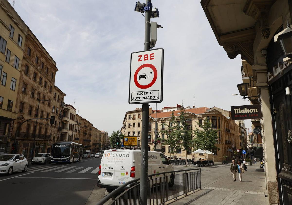 Uno de los carteles de Zona Bajas Emisiones que ya se pueden ver en la ciudad.