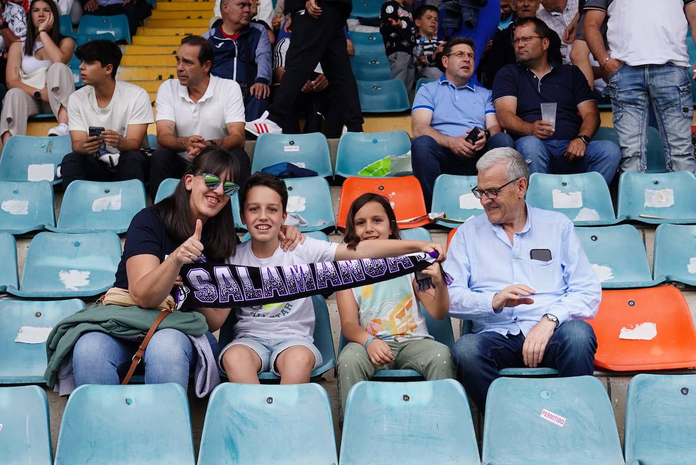 Locura por el Salamanca UDS: búscate en la grada del Helmántico en el partido decisivo frente al Tordesillas