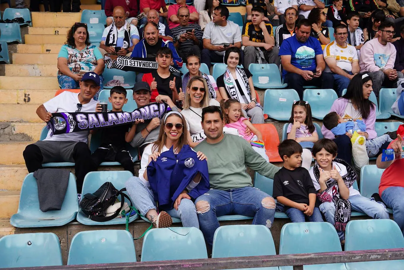 Locura por el Salamanca UDS: búscate en la grada del Helmántico en el partido decisivo frente al Tordesillas