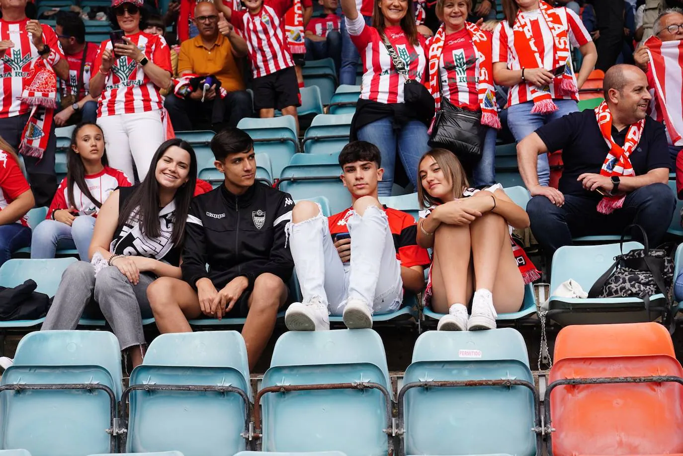 Locura por el Salamanca UDS: búscate en la grada del Helmántico en el partido decisivo frente al Tordesillas