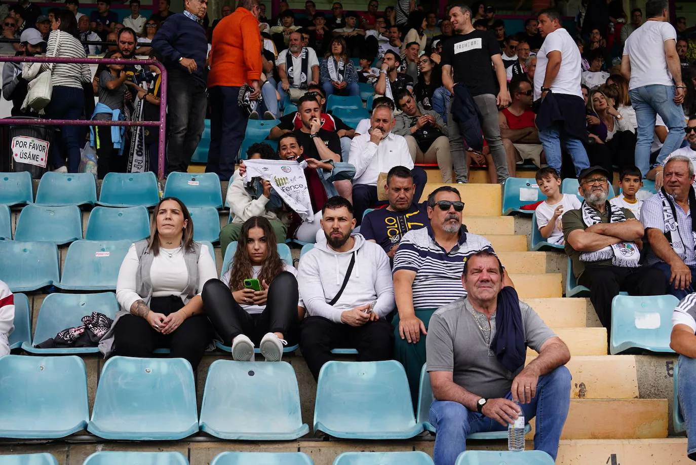 Locura por el Salamanca UDS: búscate en la grada del Helmántico en el partido decisivo frente al Tordesillas