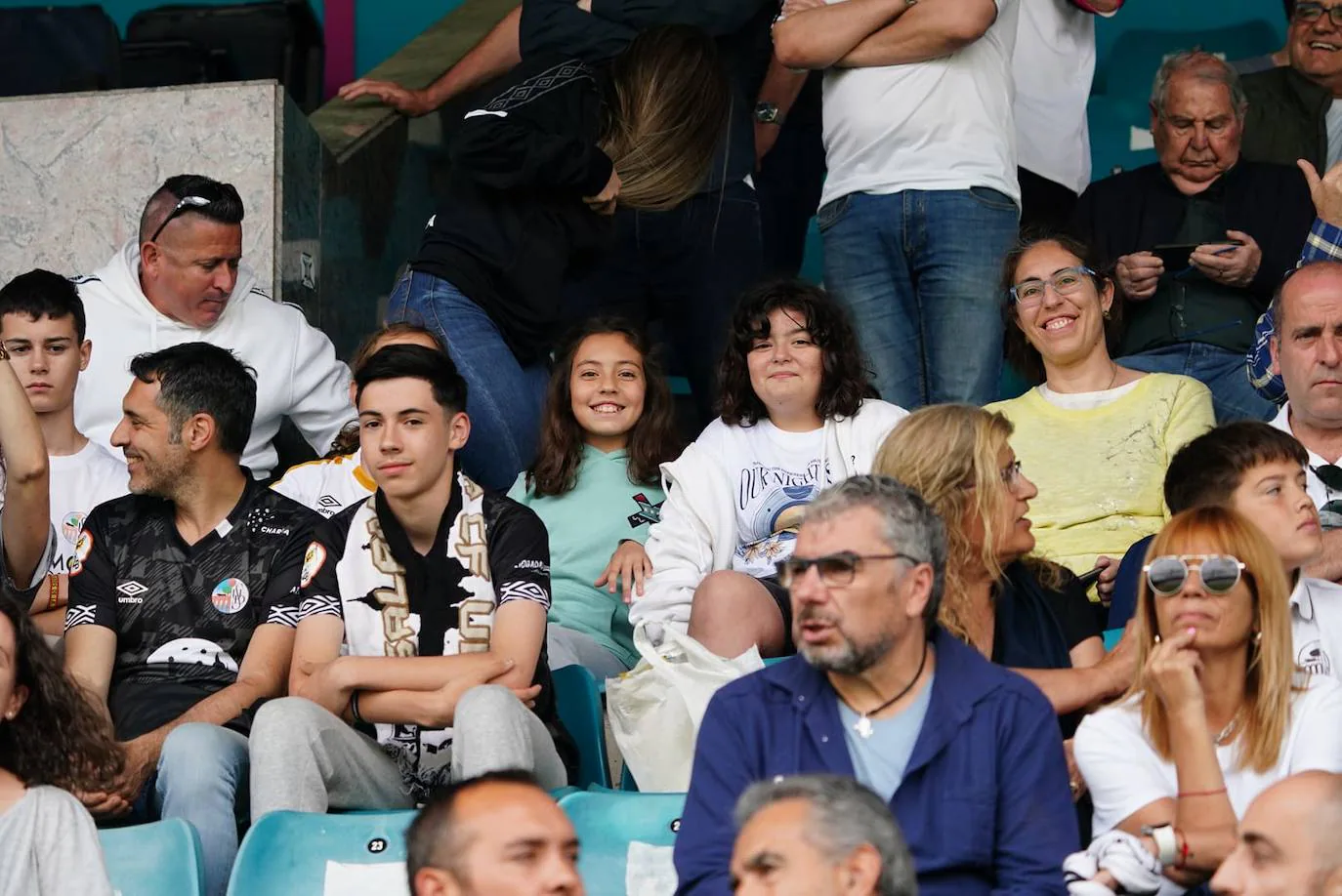 Locura por el Salamanca UDS: búscate en la grada del Helmántico en el partido decisivo frente al Tordesillas