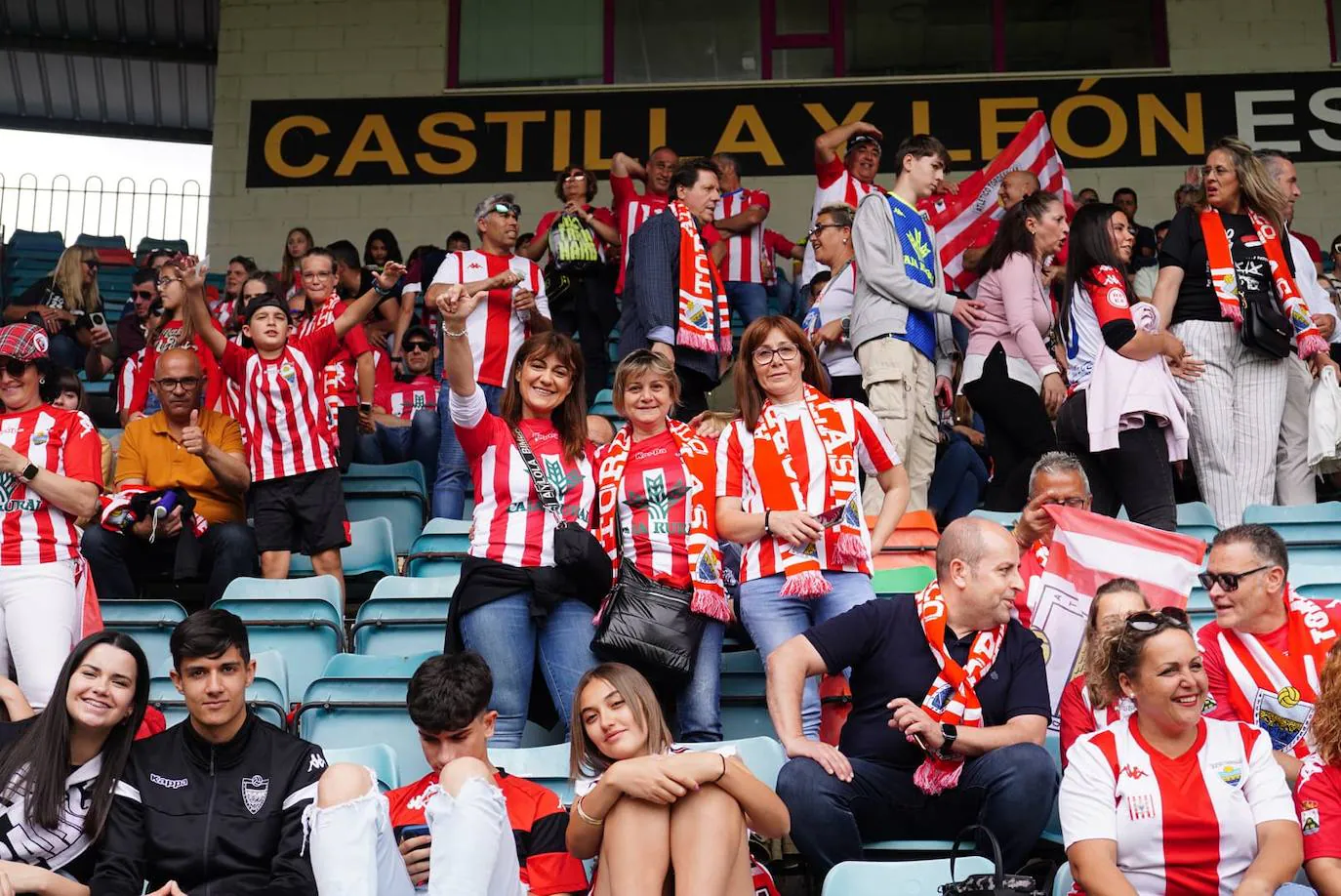 Locura por el Salamanca UDS: búscate en la grada del Helmántico en el partido decisivo frente al Tordesillas