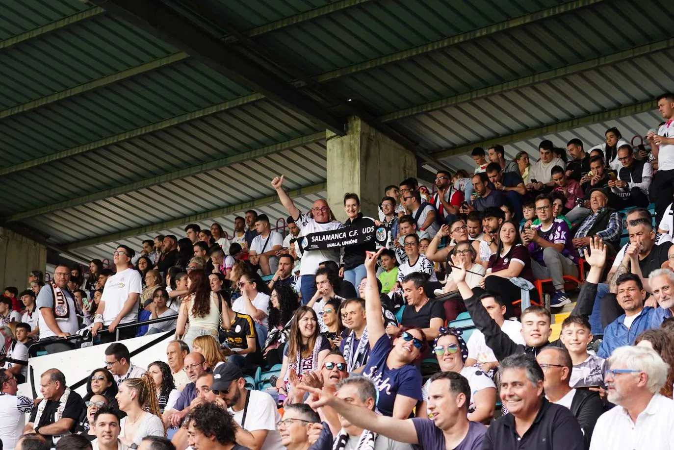 Locura por el Salamanca UDS: búscate en la grada del Helmántico en el partido decisivo frente al Tordesillas