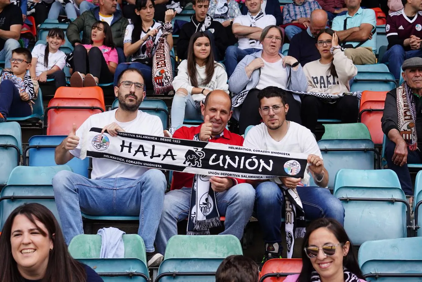 Locura por el Salamanca UDS: búscate en la grada del Helmántico en el partido decisivo frente al Tordesillas