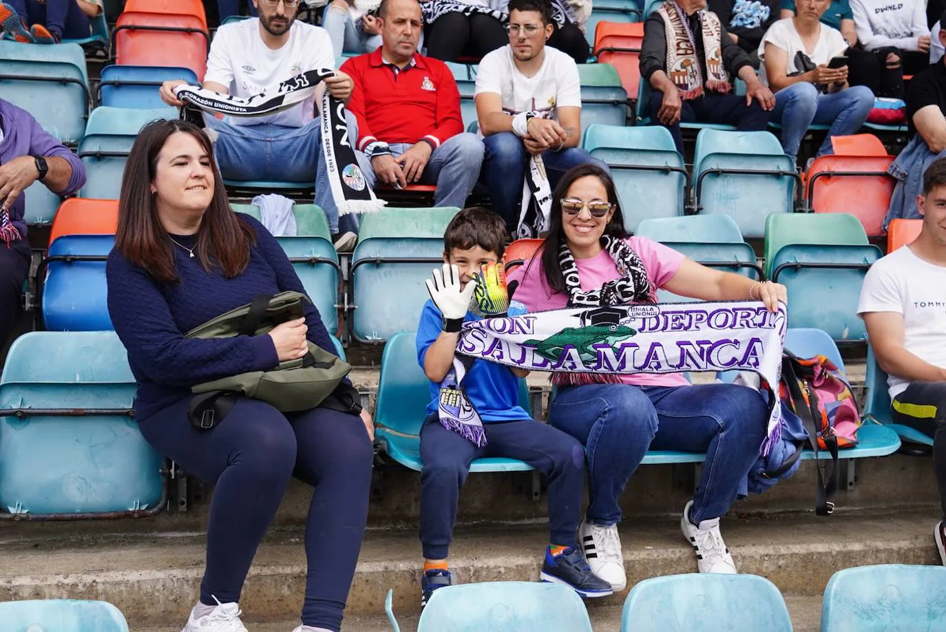 Locura por el Salamanca UDS: búscate en la grada del Helmántico en el partido decisivo frente al Tordesillas