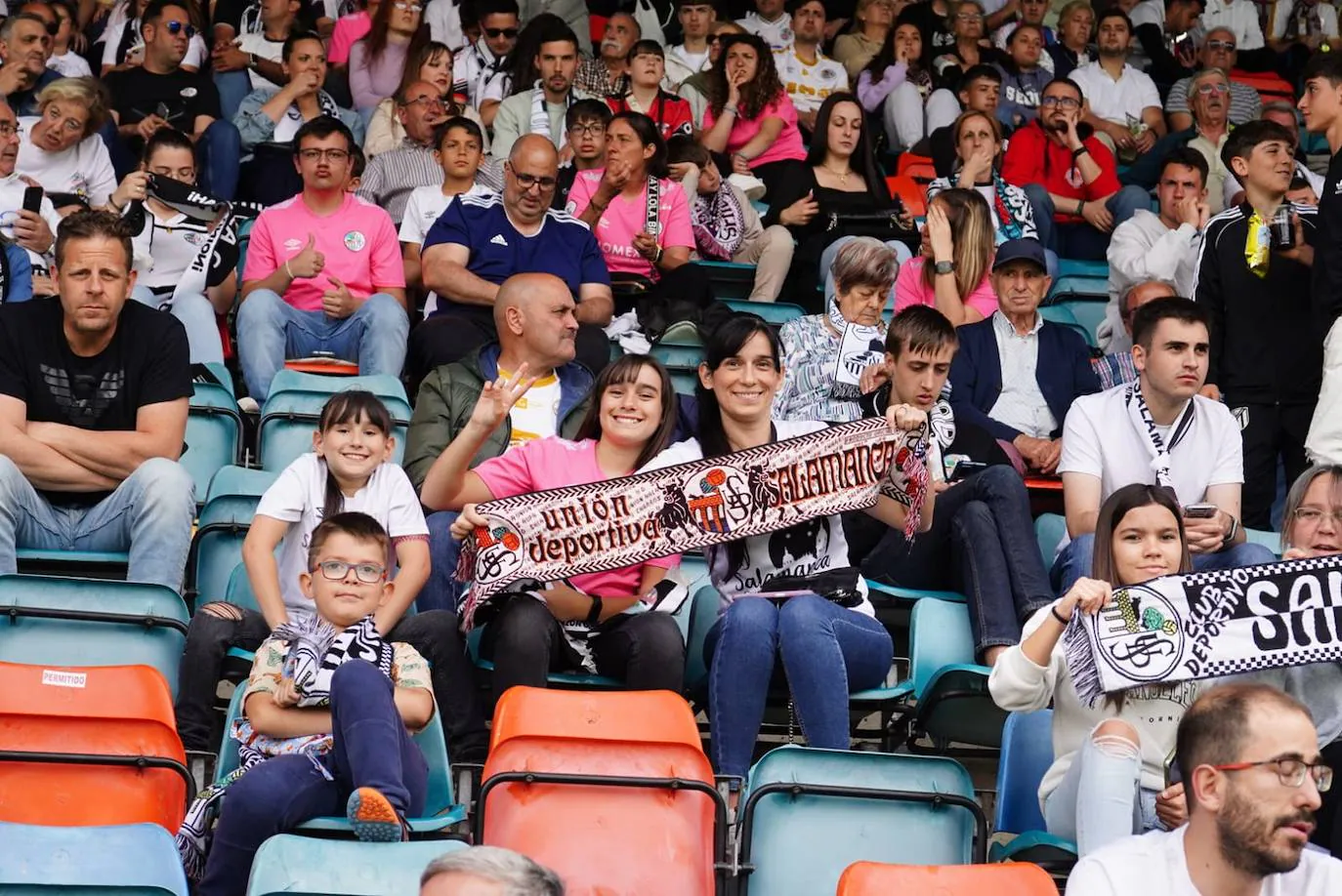 Locura por el Salamanca UDS: búscate en la grada del Helmántico en el partido decisivo frente al Tordesillas