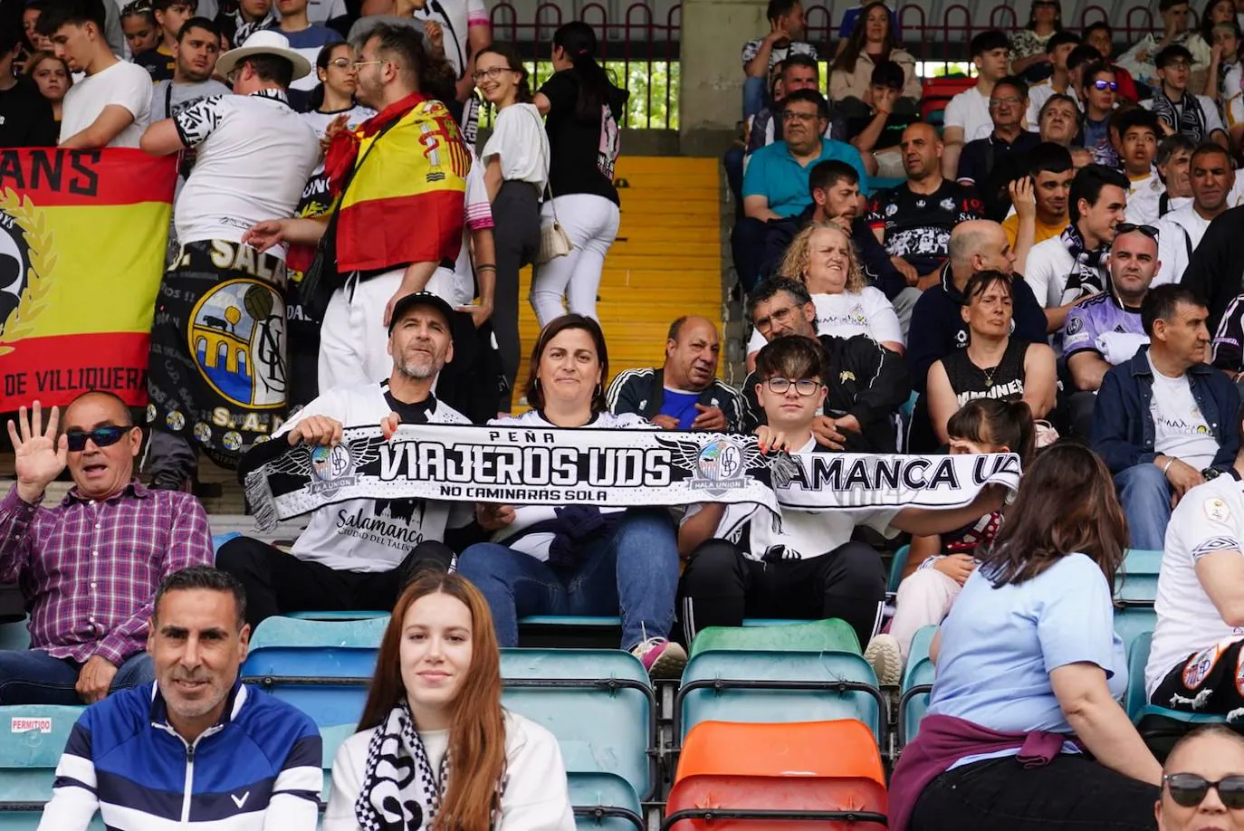 Locura por el Salamanca UDS: búscate en la grada del Helmántico en el partido decisivo frente al Tordesillas