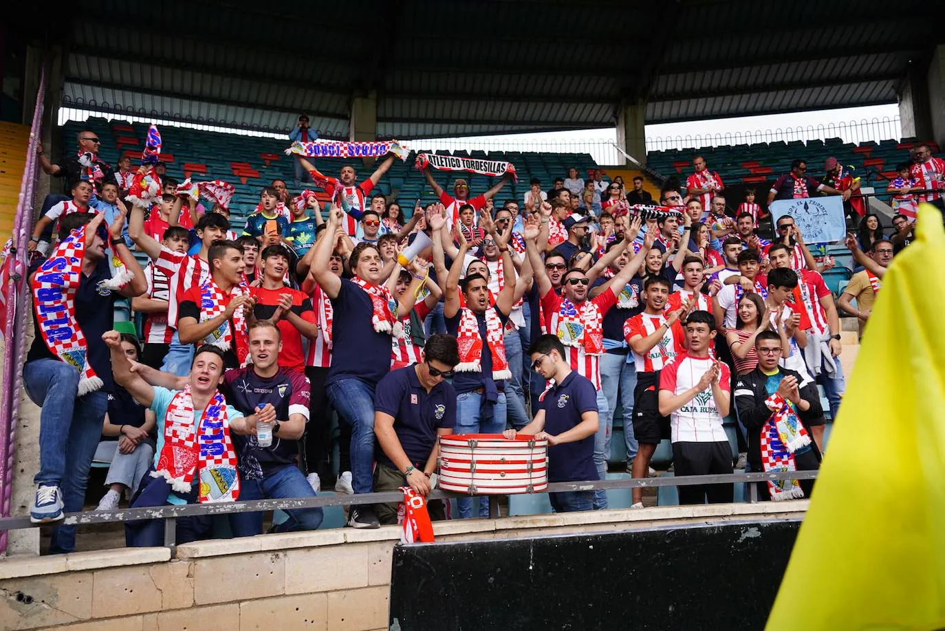 Locura por el Salamanca UDS: búscate en la grada del Helmántico en el partido decisivo frente al Tordesillas