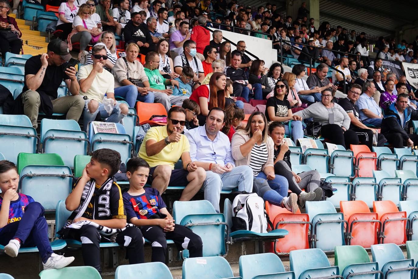 Locura por el Salamanca UDS: búscate en la grada del Helmántico en el partido decisivo frente al Tordesillas