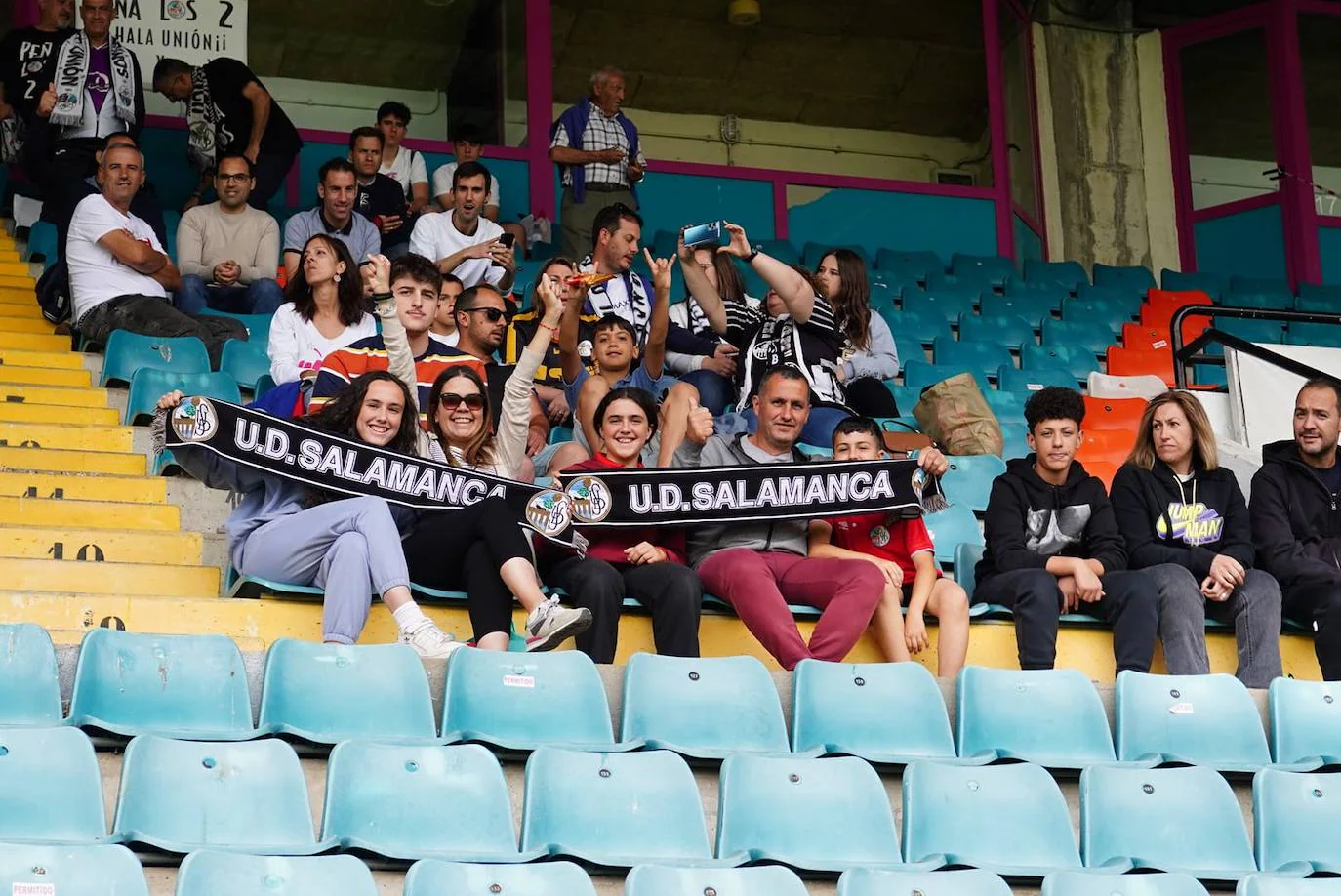 Locura por el Salamanca UDS: búscate en la grada del Helmántico en el partido decisivo frente al Tordesillas