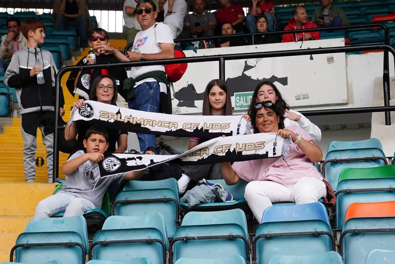 Locura por el Salamanca UDS: búscate en la grada del Helmántico en el partido decisivo frente al Tordesillas