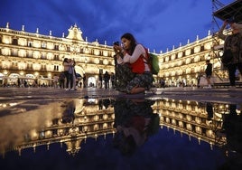 Una participante del maratón en la Plaza Mayor.