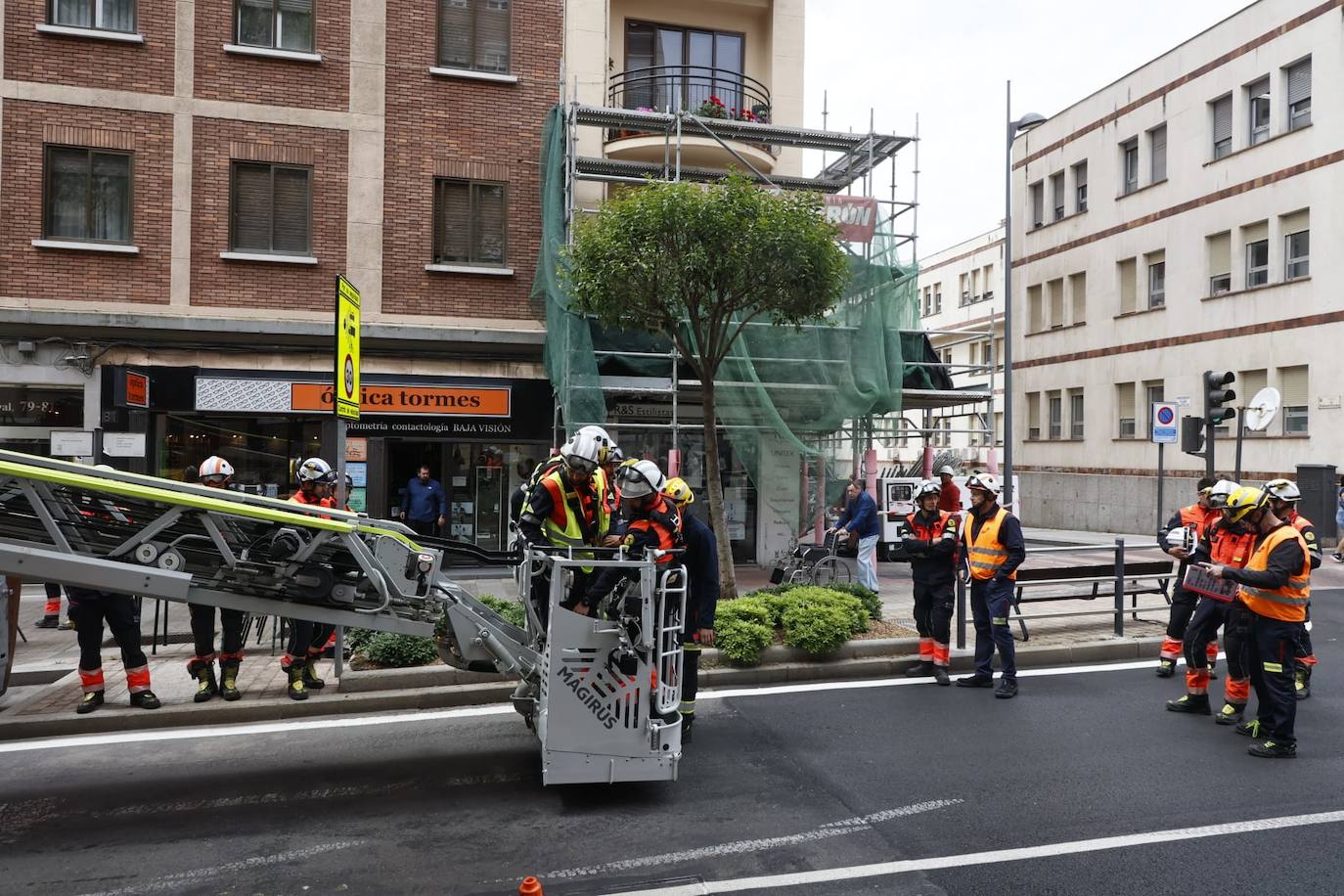 Los Bomberos de Salamanca realizan un simulacro de rescate en altura en la Avenida de Portugal