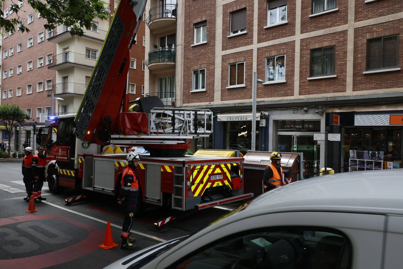 Los Bomberos de Salamanca realizan un simulacro de rescate en altura en la Avenida de Portugal