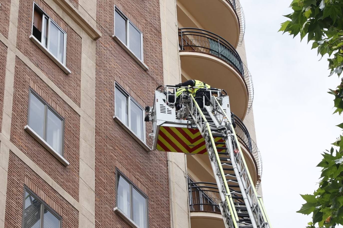 Los Bomberos de Salamanca realizan un simulacro de rescate en altura en la Avenida de Portugal