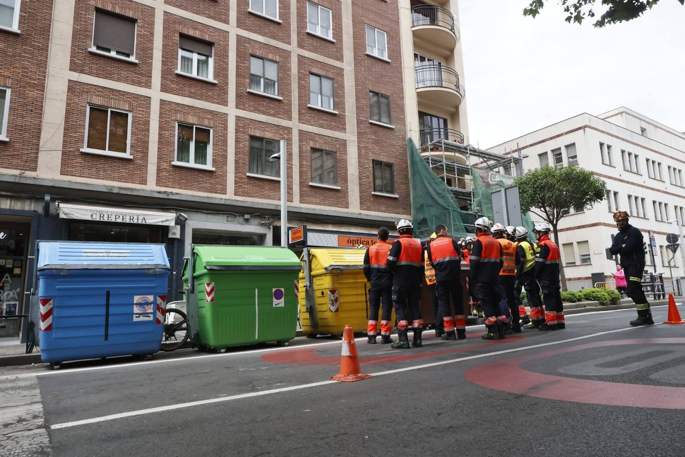 Los Bomberos de Salamanca realizan un simulacro de rescate en altura en la Avenida de Portugal