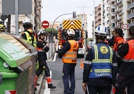 Los Bomberos de Salamanca realizan un simulacro de rescate en altura en la Avenida de Portugal