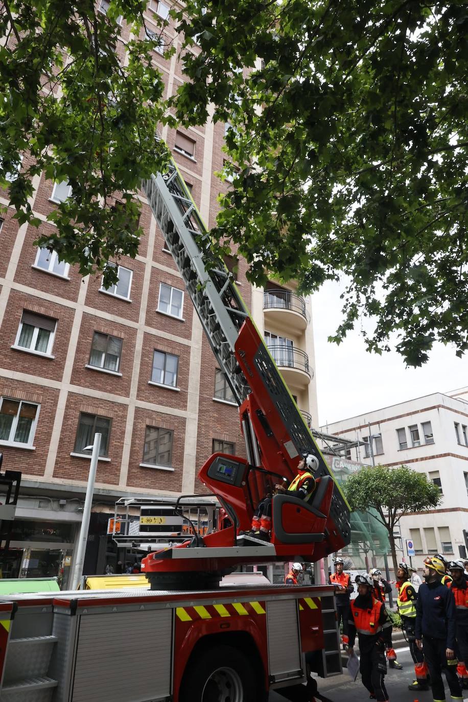 Los Bomberos de Salamanca realizan un simulacro de rescate en altura en la Avenida de Portugal