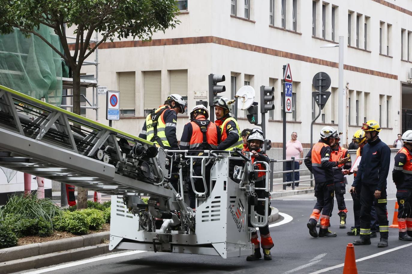 Los Bomberos de Salamanca realizan un simulacro de rescate en altura en la Avenida de Portugal