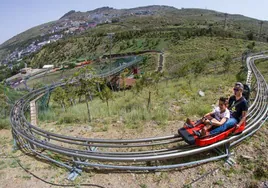 Imagen del tobogán existente en Sierra Nevada que se desliza sobre raíles y trineos en el paraje de la Fuente del Mirlo Blanco.