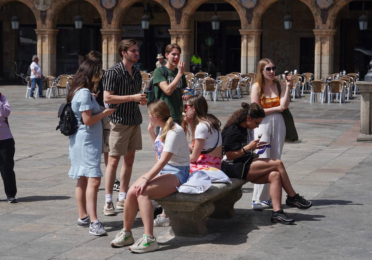 Algunos turistas sofocan el calor de Salamanca tomándose un helado.