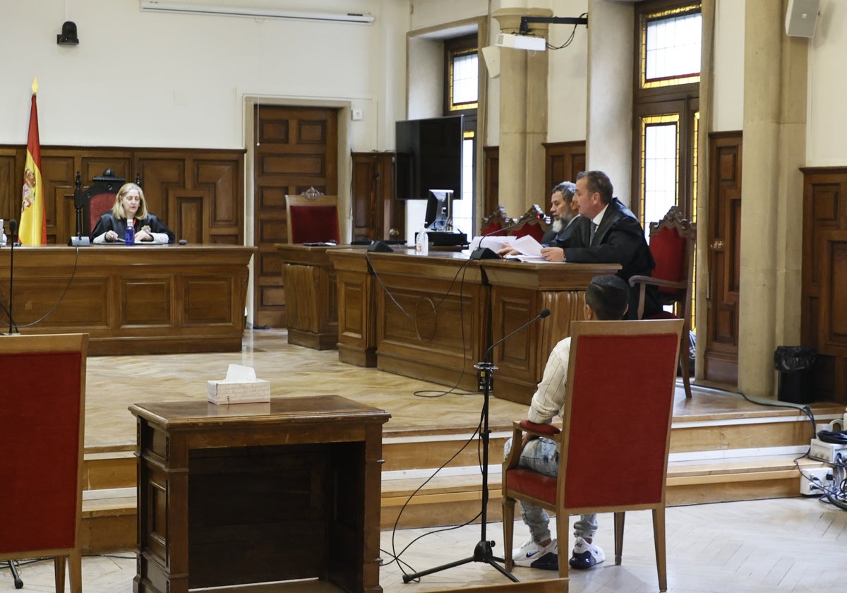 El acusado y su abogado en un momento del juicio en la Audiencia Provincial.