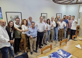 Marcos Iglesias (centro) junto a integrantes del PP en Ciudad Rodrigo tras los resultados.