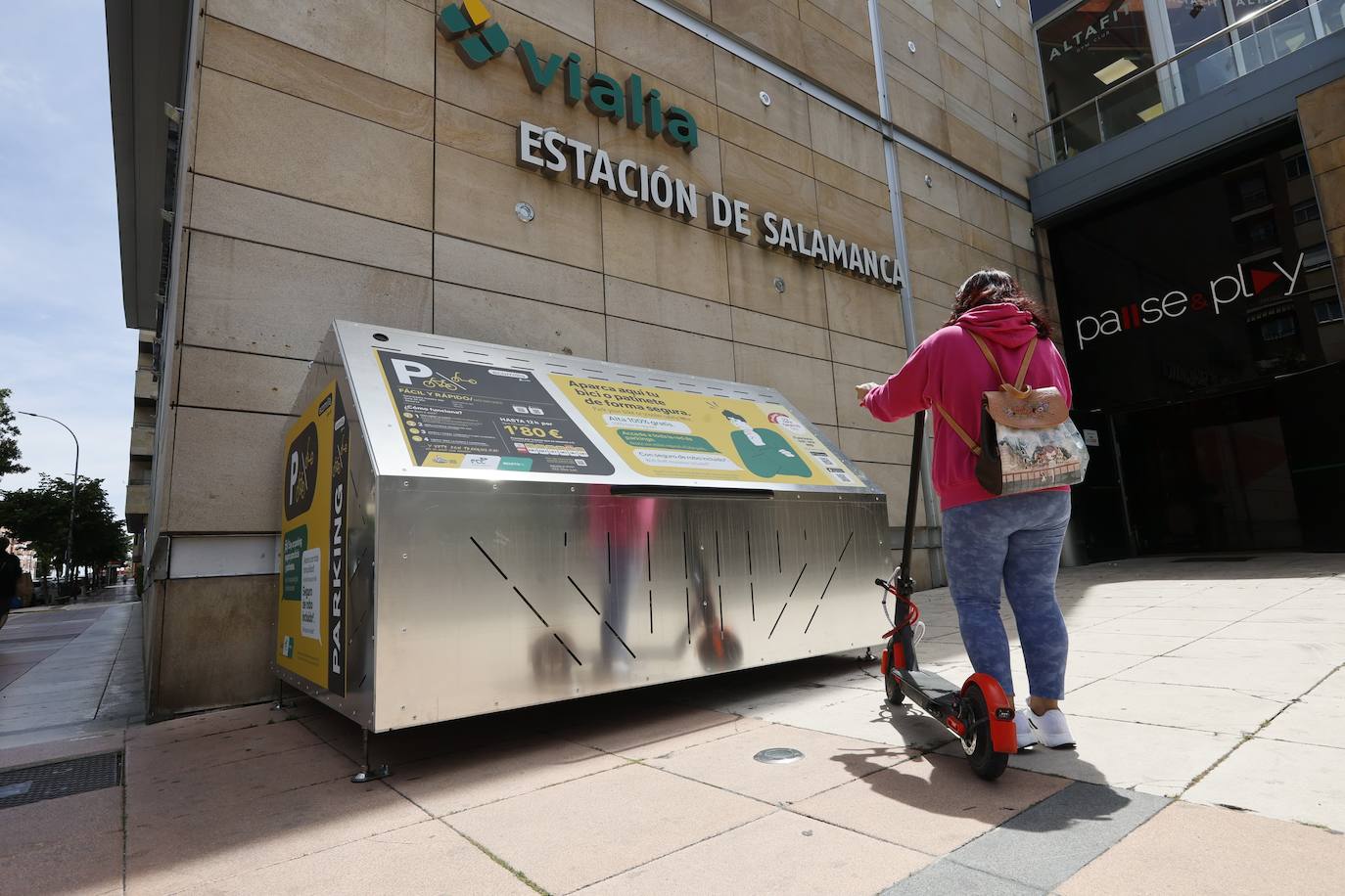 Aparcamiento para bicicletas y patinetes en la estación de tren de Salamanca.