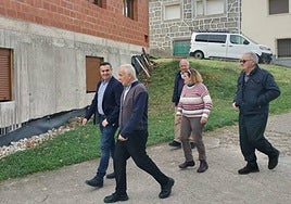 Los diputados Jesús María Ortiz, Nieves García y Antonio Labrador en una visita al edificio multifuncional que está construyendo el Ayuntamiento de Horcajo de Montemayor.
