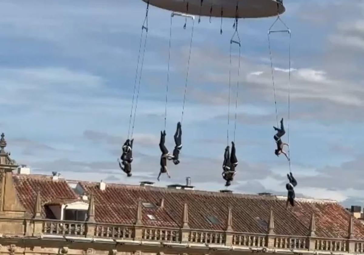 Promete ser espectacular: así ha sido el ensayo en la Plaza Mayor del show de danza acrobática por San Juan de Sahagún