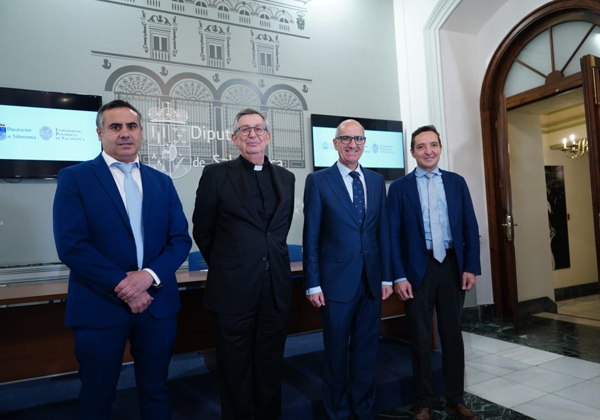 El diputado de Desarrollo Rural, Antonio Labrador; el rector de la Universidad Pontificia, Santiago García-Jalón de la Lama; el presidente de la Diputación, Javier Iglesias, y el rector de la Universidad de Salamanca, Juan Manuel Corchado.