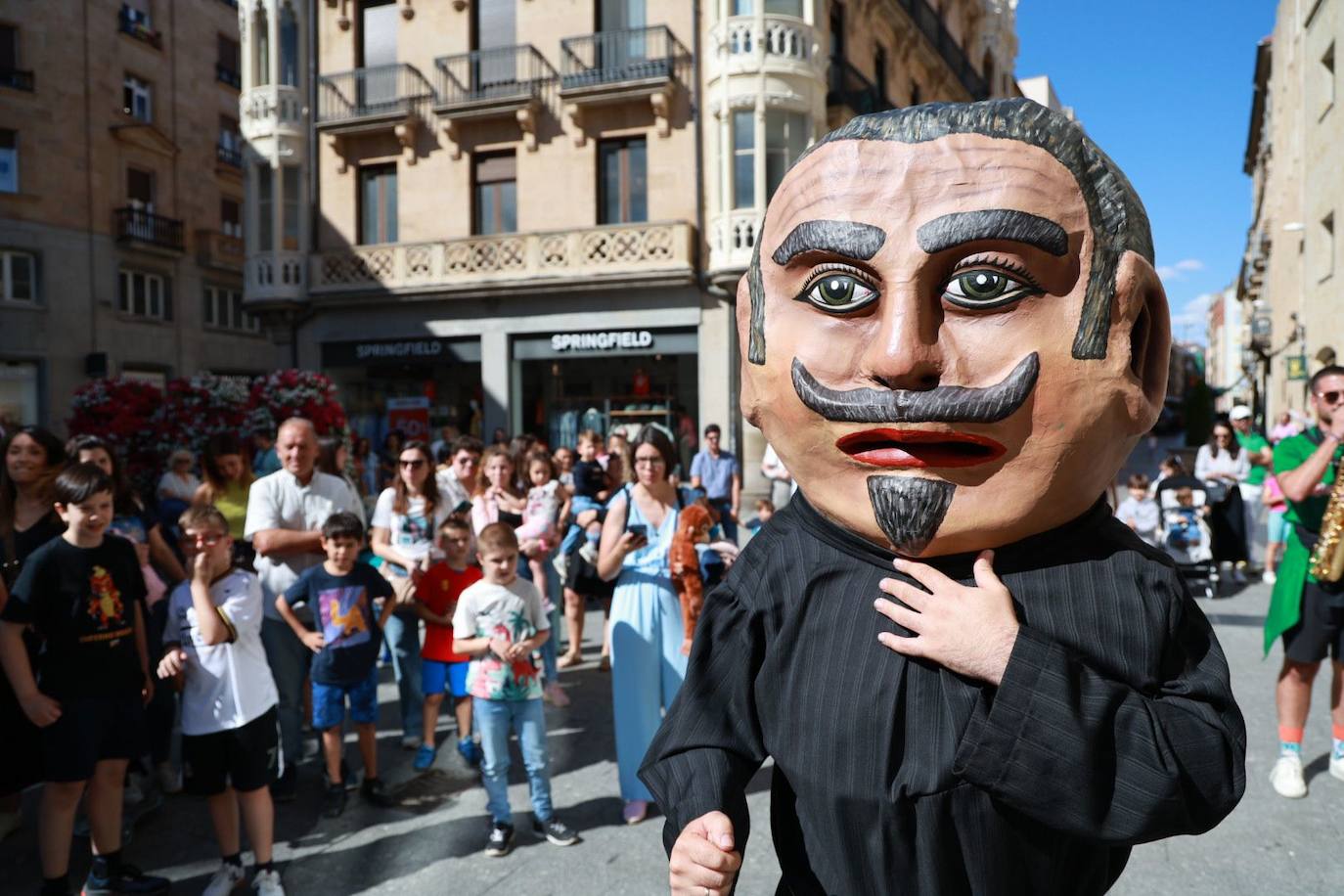 Los cabezudos toman las calles para celebrar San Juan de Sahagún