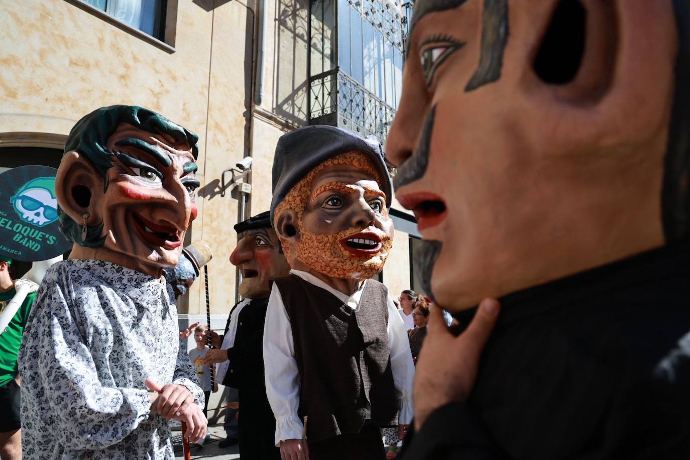 Los cabezudos toman las calles para celebrar San Juan de Sahagún