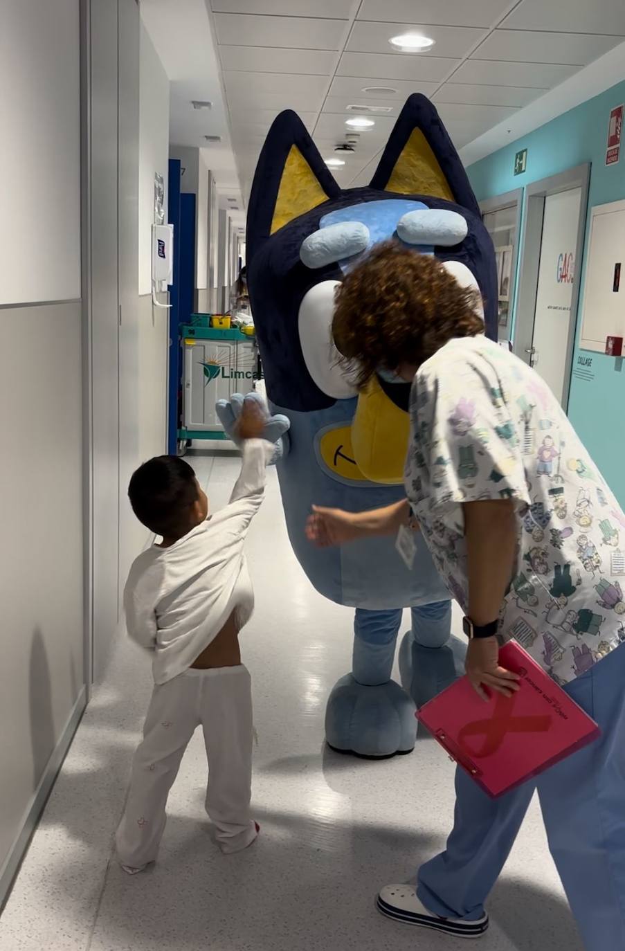 Imagen secundaria 1 - La visita inesperada de la perrita más famosa de Disney sorprende en el Hospital de Salamanca