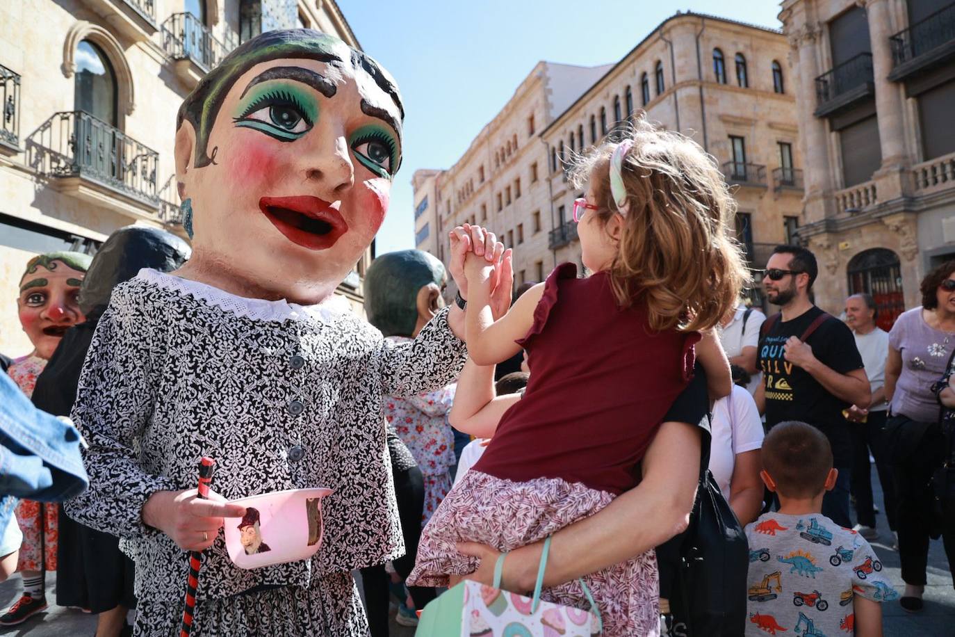 Los cabezudos toman las calles para celebrar San Juan de Sahagún