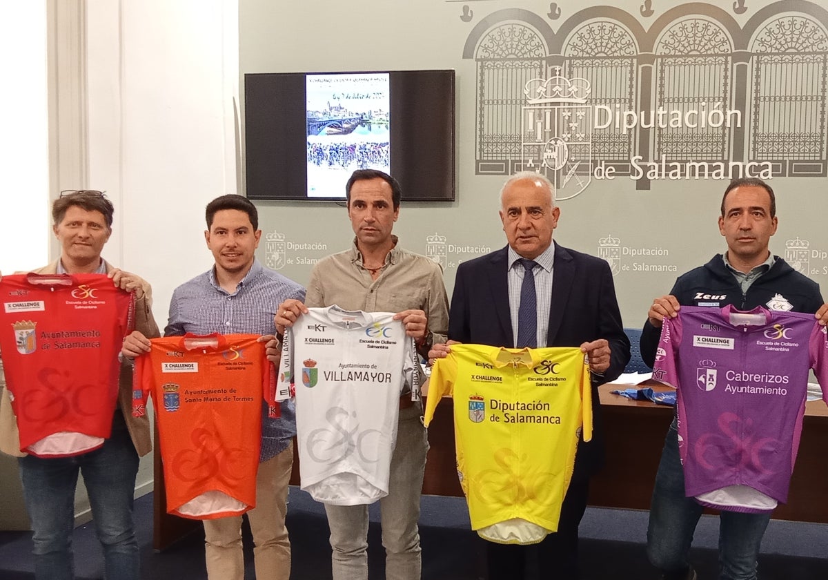 Carlos Castro, director de la prueba, Jorge Valiente, concejal de Deportes de Santa Marta, Salvador Ruano, concejal de Deportes de Villamayor, Jesús María Ortiz, diputado de Deportes de Salamanca y Francisco Domínguez, director deportivo del Club Deportivo El Tubular, durante la presentación.