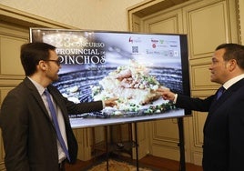 Ángel Fernández Silva y Jorge Moro muestran el cartel de la nueva edición del certamen de pinchos.