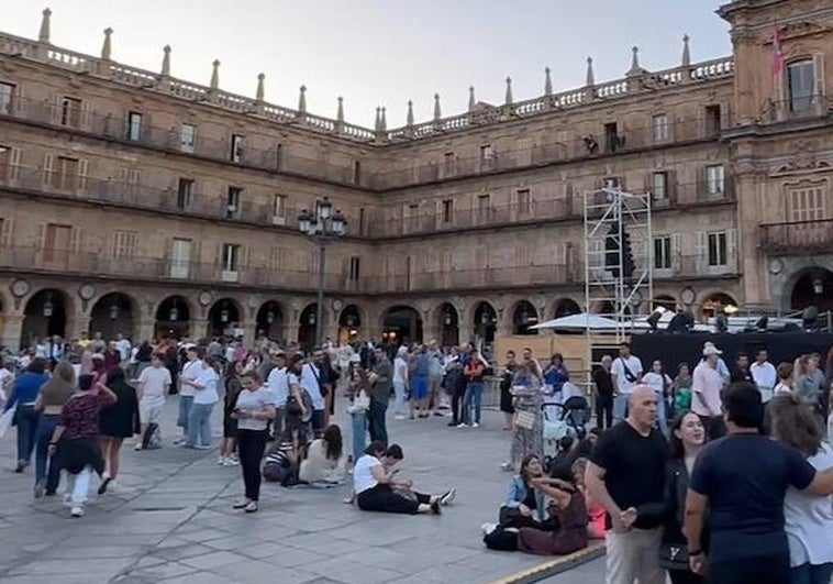 Los asistentes en la Plaza Mayor.