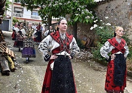 Un grupo de charras acompaña el desfile religioso.