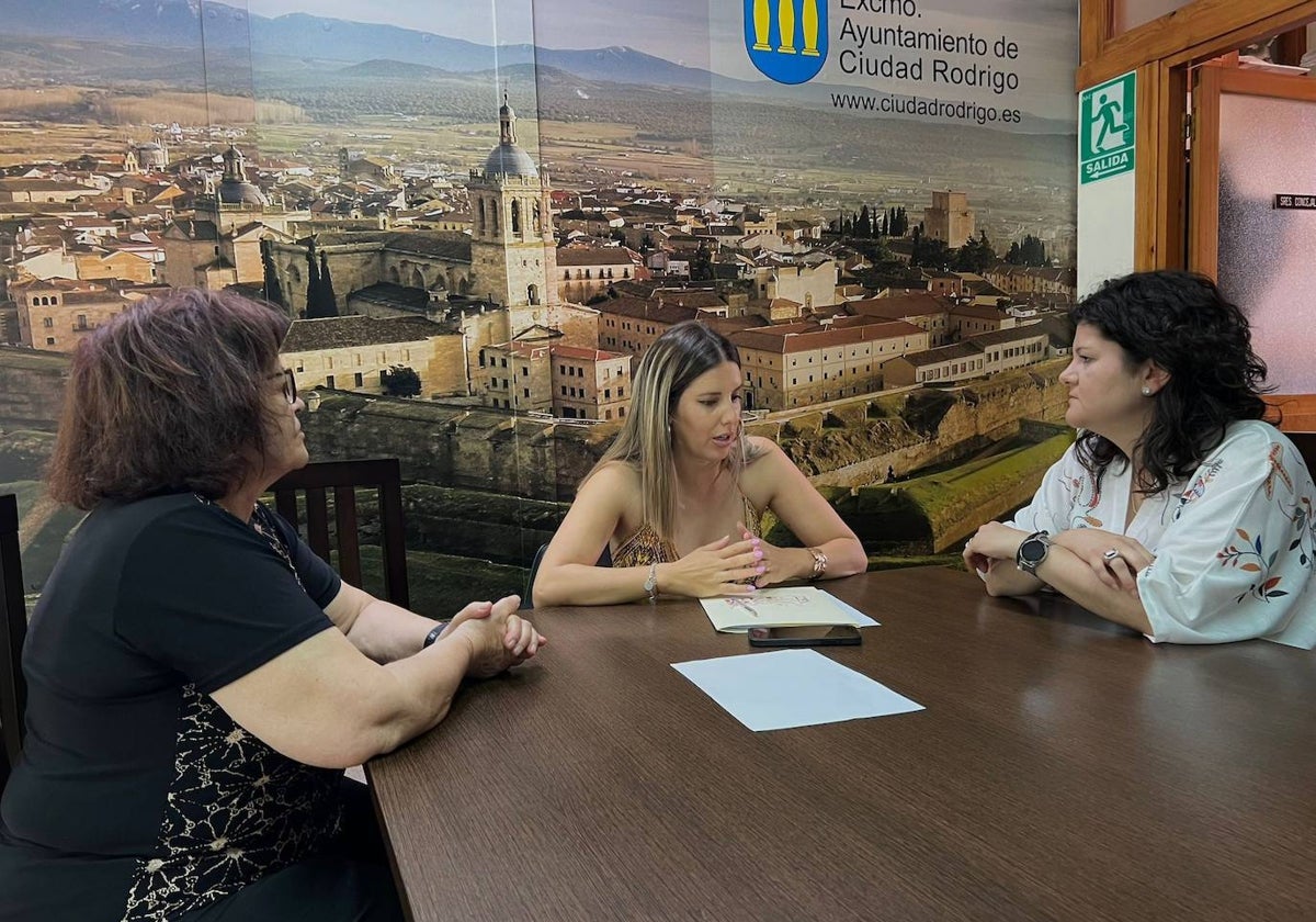 Joana Raquel Veloso, delegada de Políticas Sociales, con representantes de la asociación.