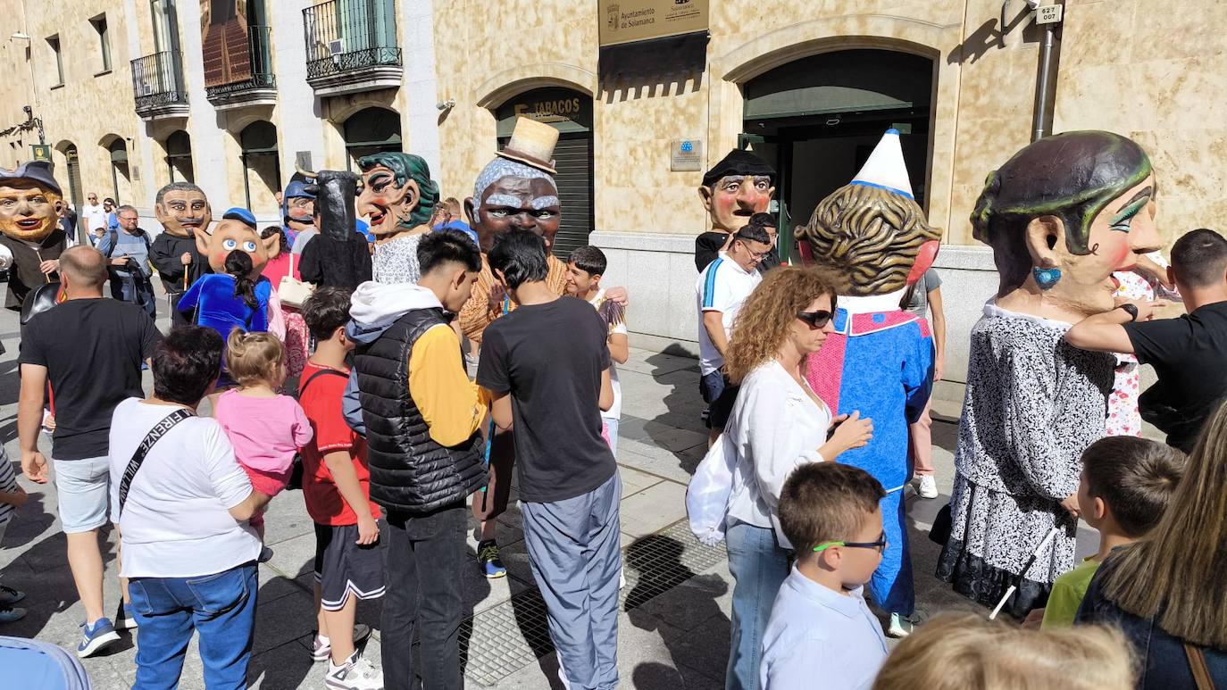 Imagen principal - Los cabezudos &#039;inundan&#039; de alegría las calles de Salamanca en el día del patrón