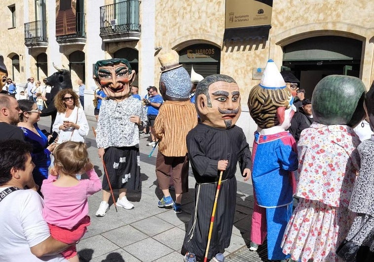 Segundo día con los cabezudos con motivo de la celebración del día del patrón de Salamanca.