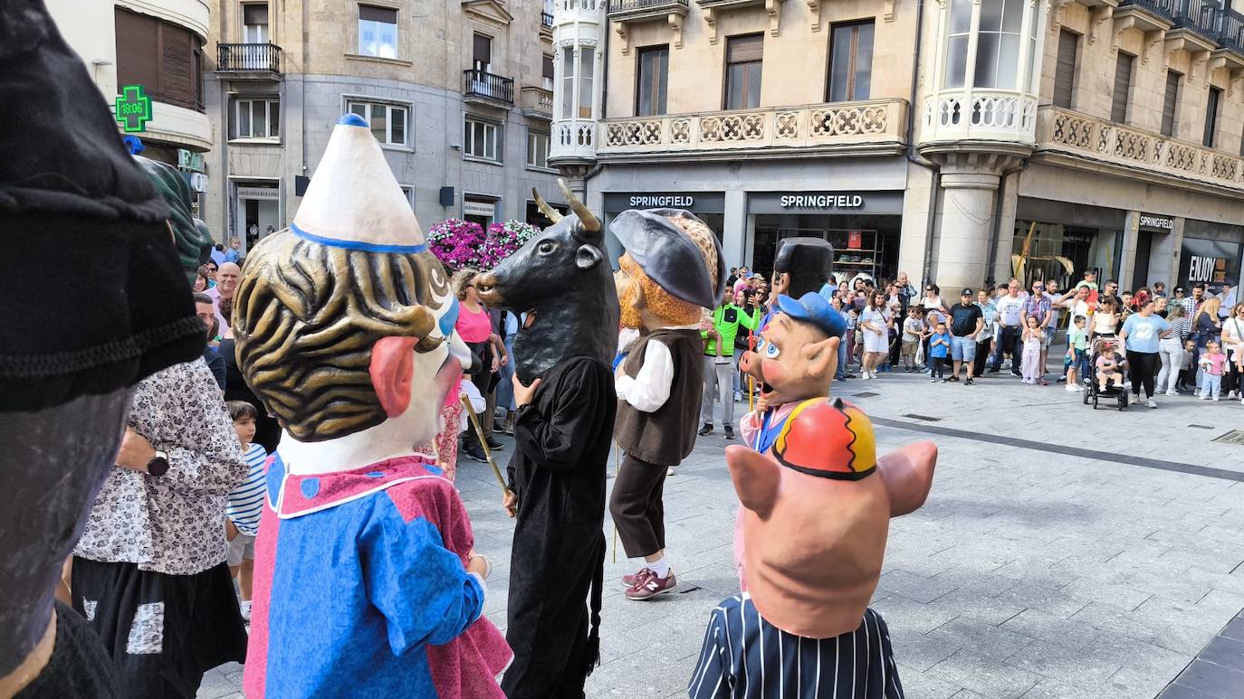 Imagen secundaria 1 - Los cabezudos &#039;inundan&#039; de alegría las calles de Salamanca en el día del patrón